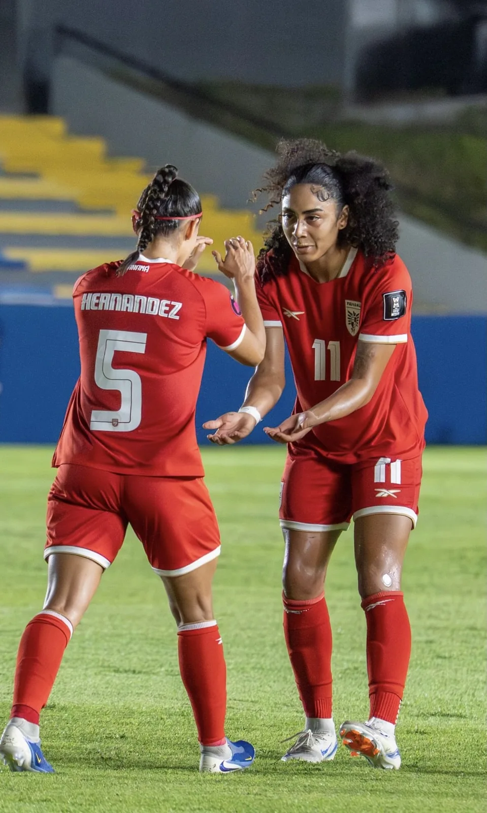 Dos jugadoras de Panamá, la 5 y la 11, en un partido de noche